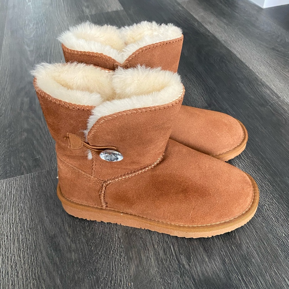 AUABP - ugg like boots. Size 7- RUNS SMALL